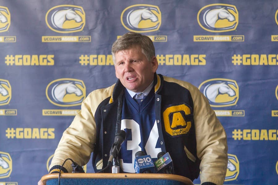 JAY GELVEZON / AGGIE