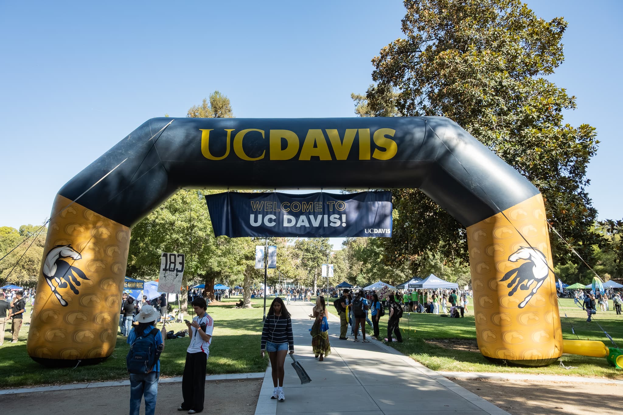 A large inflatable arch welcomes incoming first-year students to the quad and Davisfest on Saturday, Sept. 19. Davisfest is the annual resource fair held during orientation on the quad. (Julia Heron-Watts / Aggie)