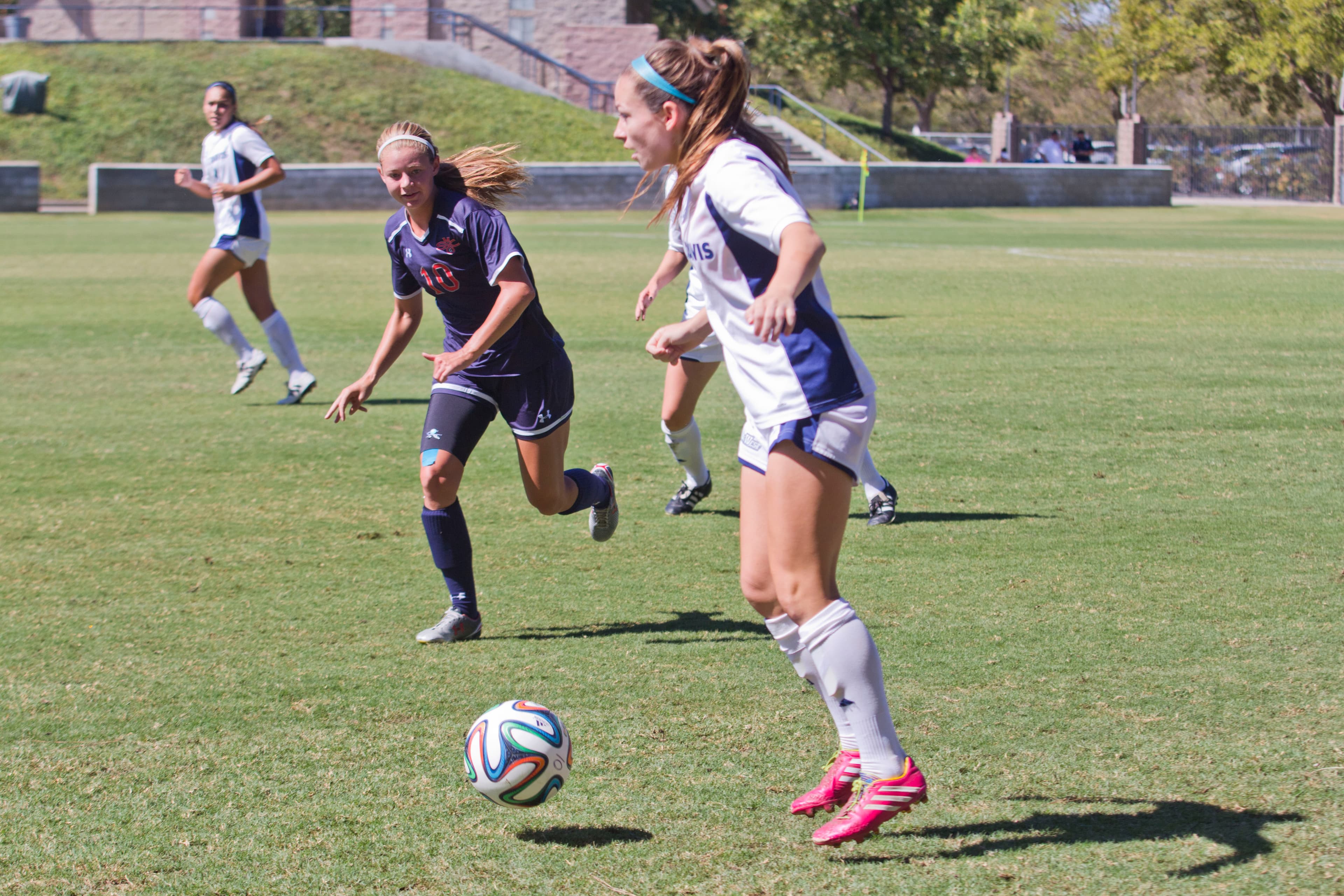 JAY GELVEZON / AGGIE