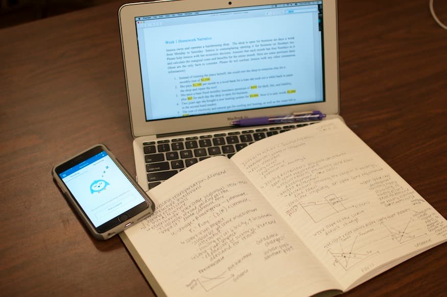 JAY GELVEZON / AGGIE