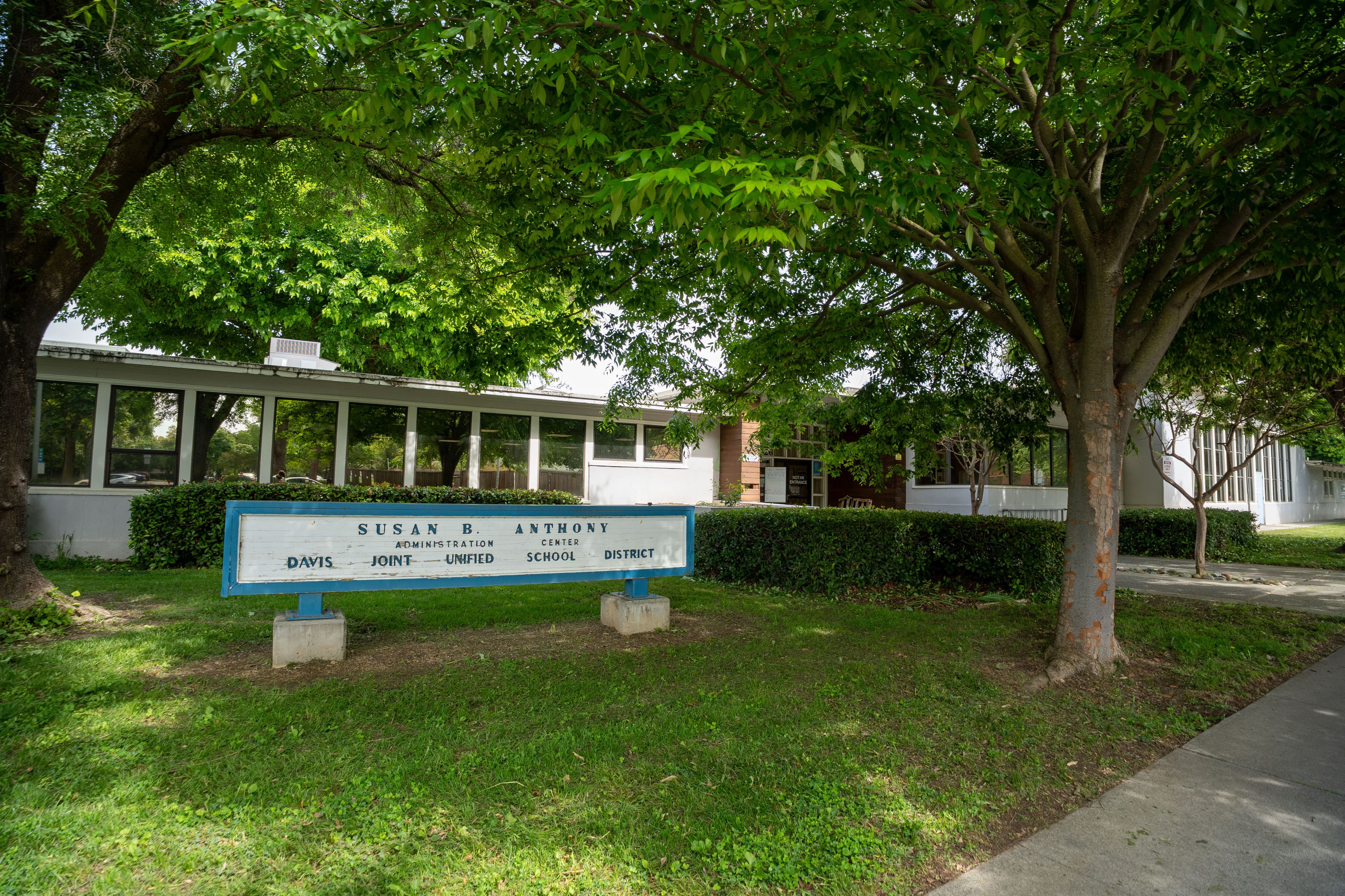 Sign for the Davis Joint Unified School District office in Davis, Calif. (Aggie File)