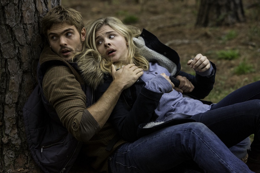 Alex Roe (left) and Chloë Grace Moretz (right) star in Columbia Pictures' "The 5th Wave" (COLUMBIA PICTURES)