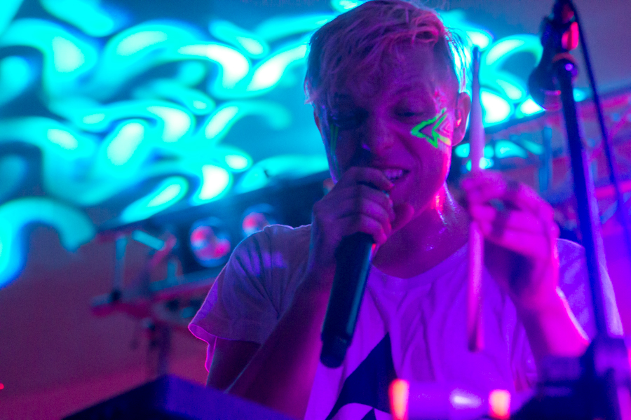 A review of Robert DeLong, the Wii controller-wielding, one-man band ...