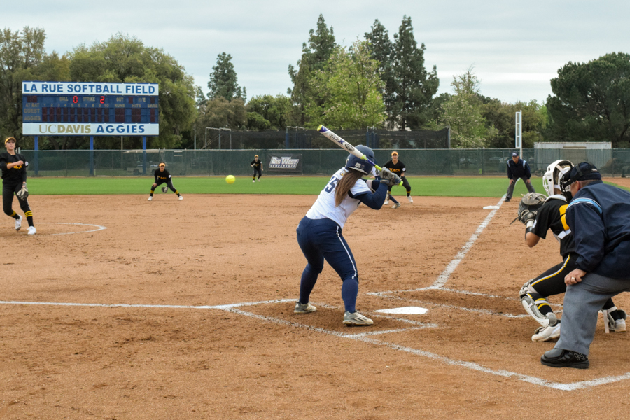 UC Davis junior catcher Alexis Carney prepares for incoming pitch. (DEBPARNA PRATIHER / AGGIE)