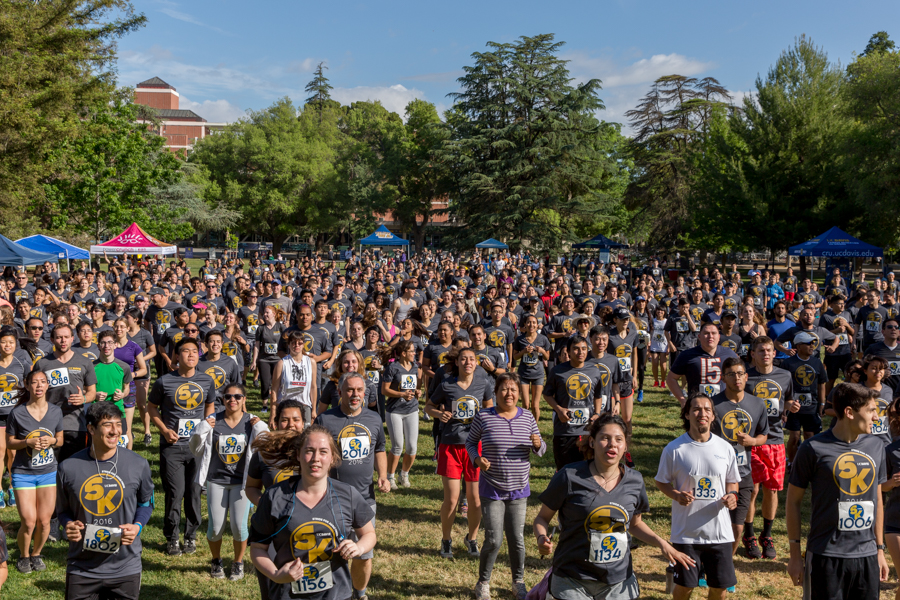 Participants warm-up for the 5K. (JAY GELVEZON / AGGIE)