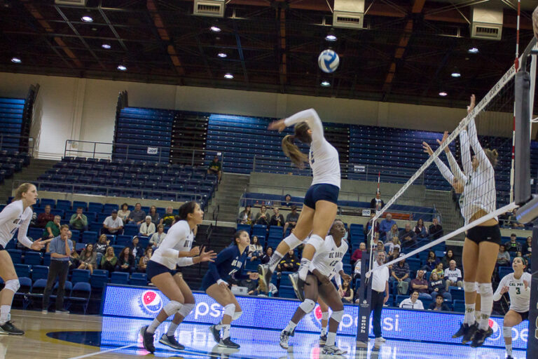 UC Davis women’s volleyball falls 3 sets to 2 against Cal Poly