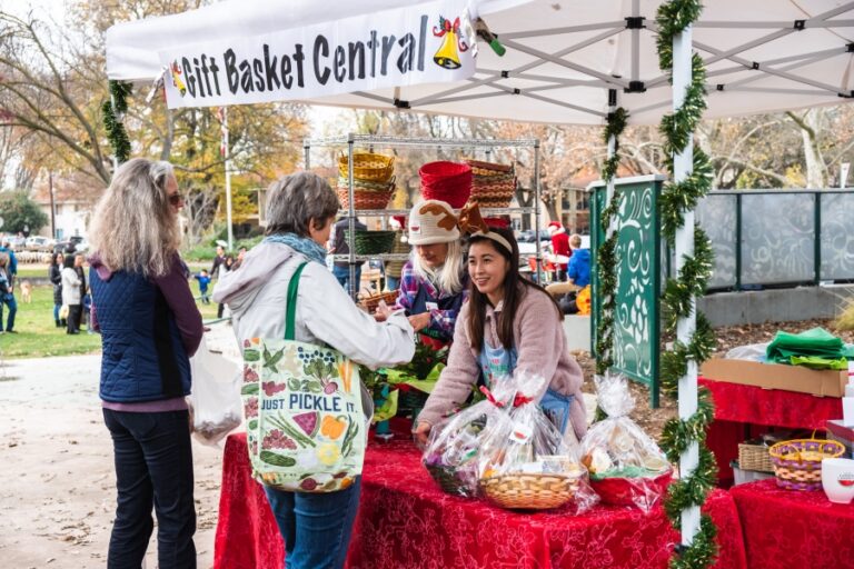 Davis wraps up holidays at Farmers Market