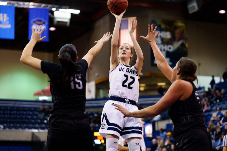 Women’s basketball win streak continues