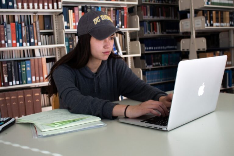 Should you take an online class? Here are the pros and cons