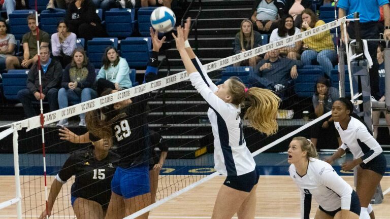 Women’s Volleyball commences Big West play with two strong victories