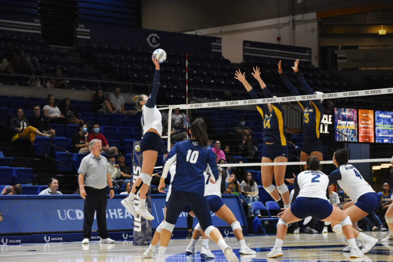 Women’s volleyball is victorious in five sets against UC Irvine