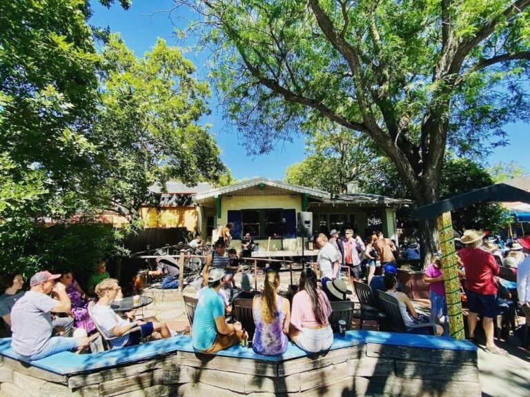 A medida que se acerca el verano, el café de Davis recibe a bandas locales y a músicos