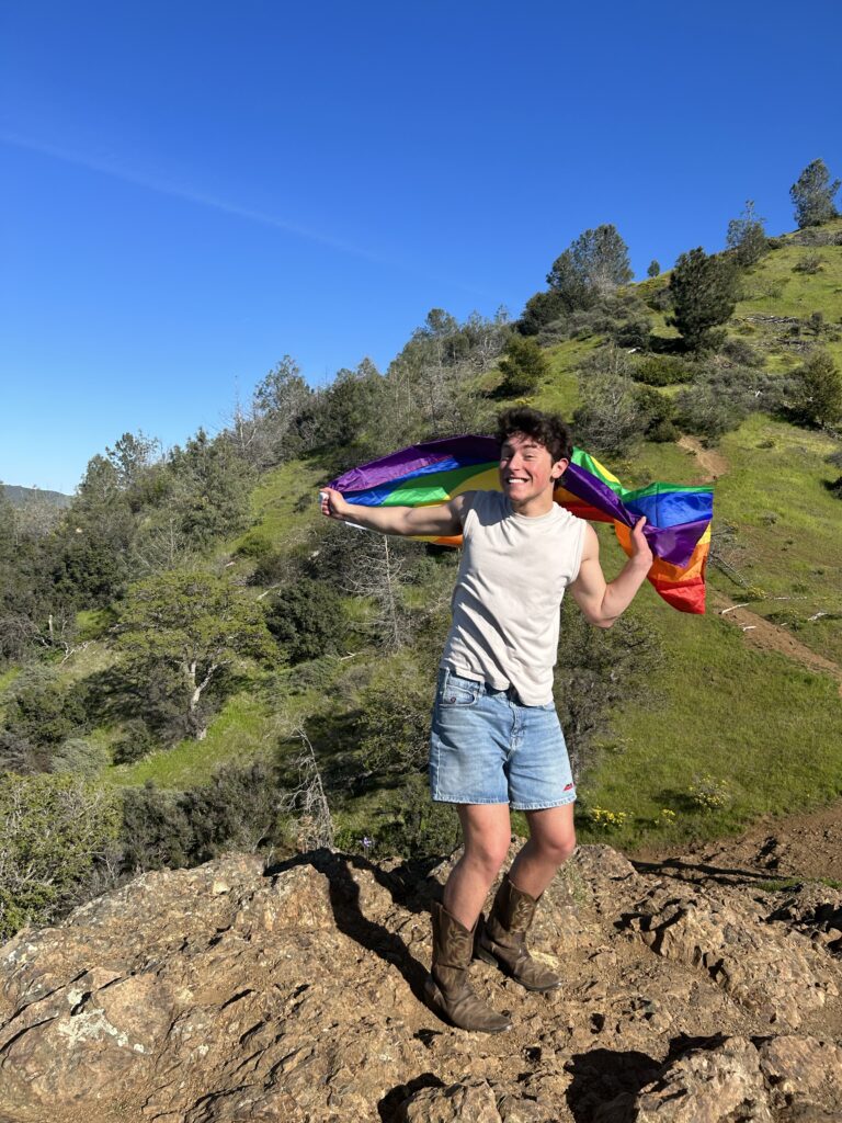 Estudiante de UC Davis inspira atletas queer en su viaje a la segunda montaña más alta del mundo