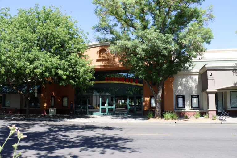 Regal Cinema 5, uno de los tres cines de Davis, cierra sus puertas