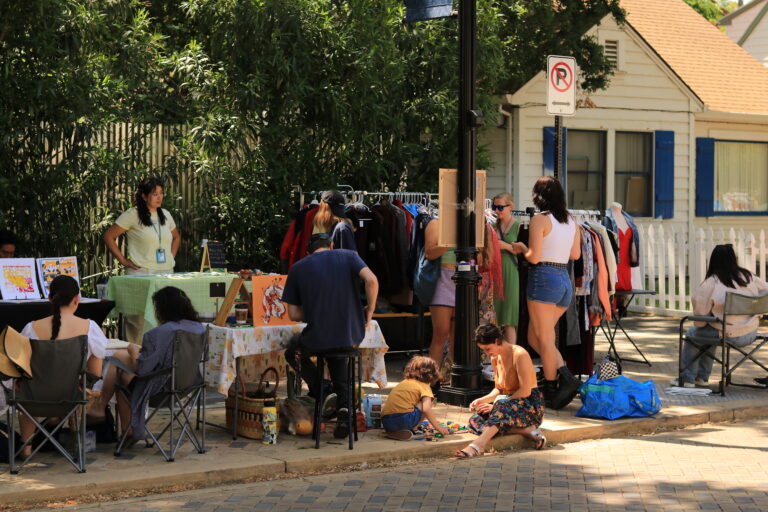 Aumentan las tensiones entre artistas locales y revendedores de ropa en Davis