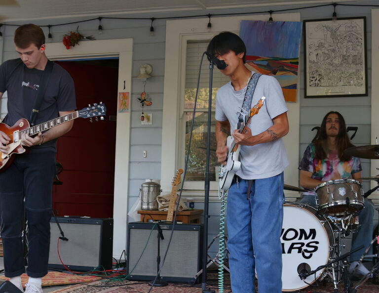 Couch Concert: Agraria, Godfuck!, Mom Cars