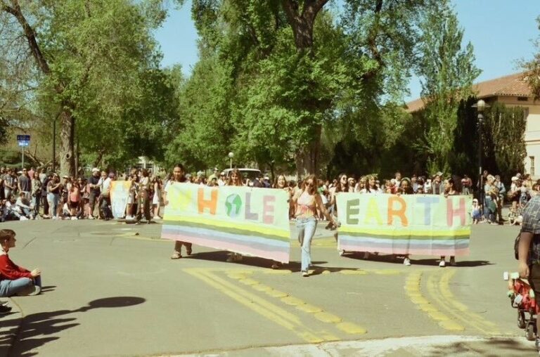 Voluntarios del Festival Whole Earth entrelazan la comunidad, la sostenibilidad y experiencias memorables