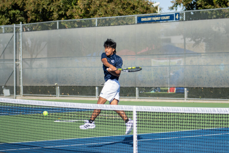 El equipo de tenis masculino de UC Davis domina la cancha en el Aggie Invitational