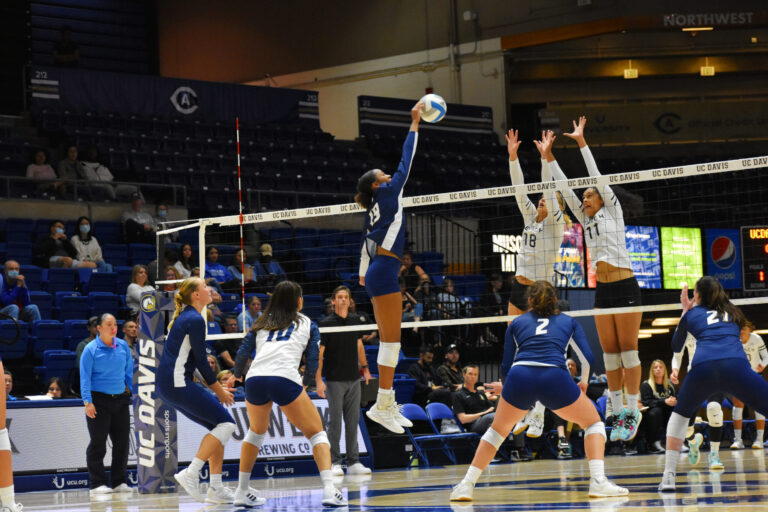 Women’s volleyball notches 10th straight win in exhilarating five-set match against UCSB, then suffers first conference loss of the season