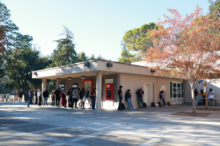 Mientras el cierre de gobierno retrasa los beneficios de CalFresh, los proveedores del campus trabajan para satisfacer la demanda